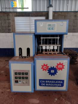 Sopradora de garrafas PET semi autom�tica com 4 cavidades