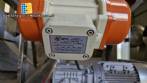 Rosca alimentadora transportadora helicoidal inclinada com silo receptor em inox Maqinox