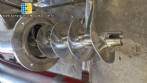 Rosca alimentadora transportadora helicoidal inclinada com silo receptor em inox Maqinox