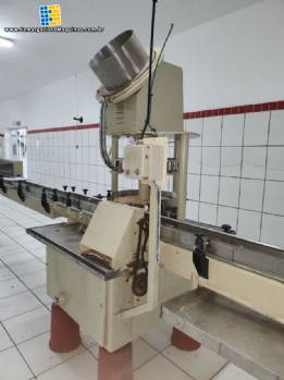 Tampadora com 12 bra�os para garrafas de vidro com tampa met�lica Zegla