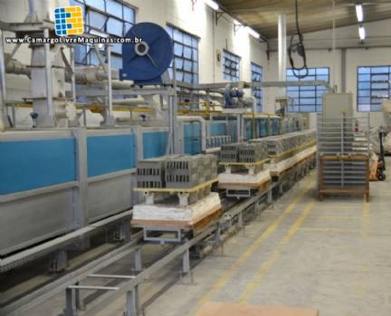 Forno t�nel com vagonetas para queima de revestimentos cer�micos