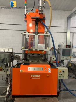 Injetora vertical de poliuretano Turra