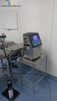 Esteira transportadora com datador e mesa em inox de apoio 10 metros RHANAS