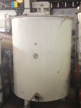 Tanque com capacidade para 2400 litros Tanque com capacidade para 2400 litros